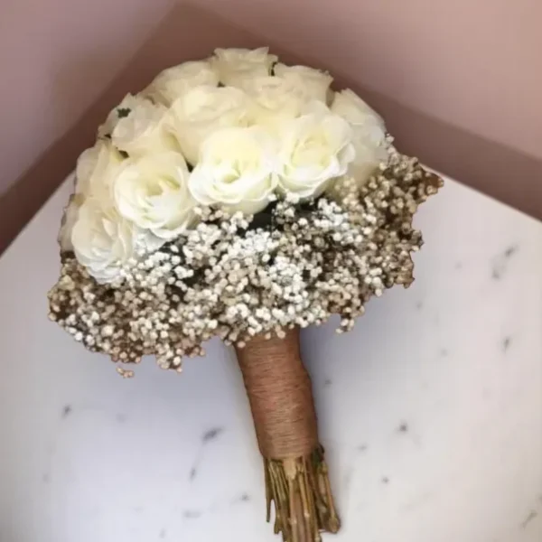 Elegante Bouquet de Novia con Rosas Blancas para Bodas en Cali