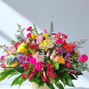 Canasta de Flores de Felicitación para Amigas en Cali
