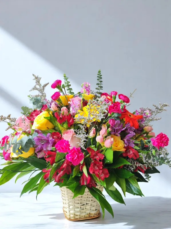Canasta de Flores de Felicitación para Amigas en Cali