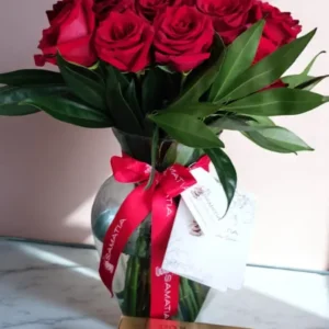 Jarrón con 24 Rosas Rojas y Chocolates en Cali