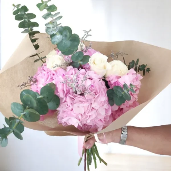 Arreglo Floral Pequeño de Hortensias Rosadas y Rosas Blancas en Cali