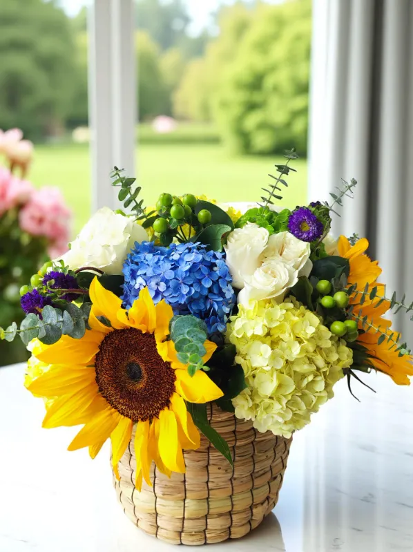 Cesta de Flores con Hortensias y Rosas para el Día del Padre en Cali
