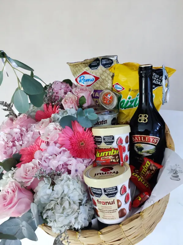 Arreglo Floral Dulces y Vino para Cumpleaños en Cali